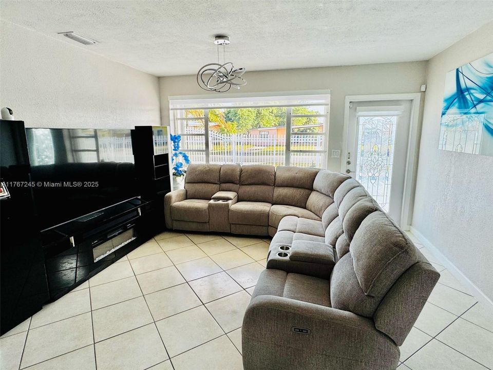 Recently Rented: $3,700 (3 beds, 2 baths, 1484 Square Feet)