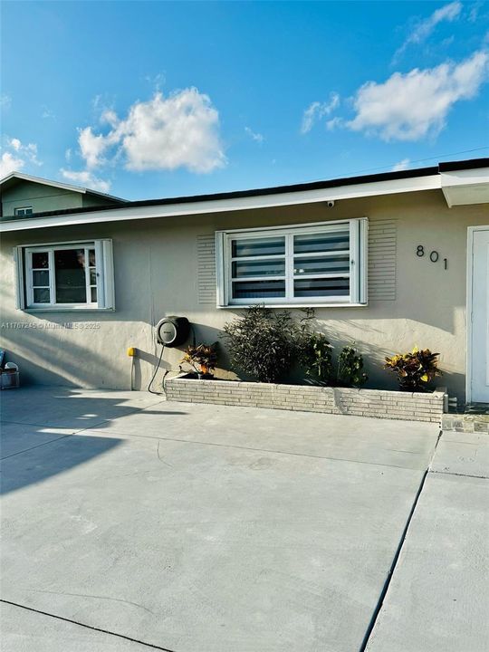 Recently Rented: $3,700 (3 beds, 2 baths, 1484 Square Feet)