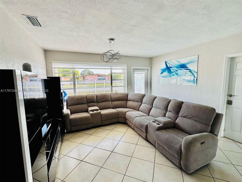 Recently Rented: $3,700 (3 beds, 2 baths, 1484 Square Feet)