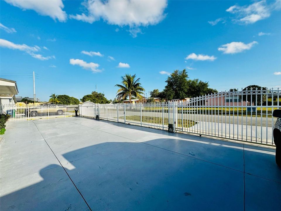 Recently Rented: $3,700 (3 beds, 2 baths, 1484 Square Feet)