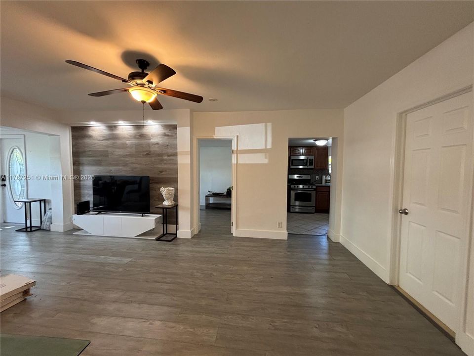 最近租的: $3,399 (3 贝兹, 2 浴室, 1396 平方英尺)