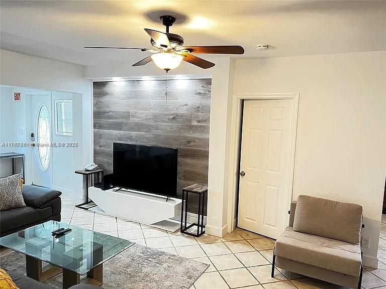 最近租的: $3,399 (3 贝兹, 2 浴室, 1396 平方英尺)