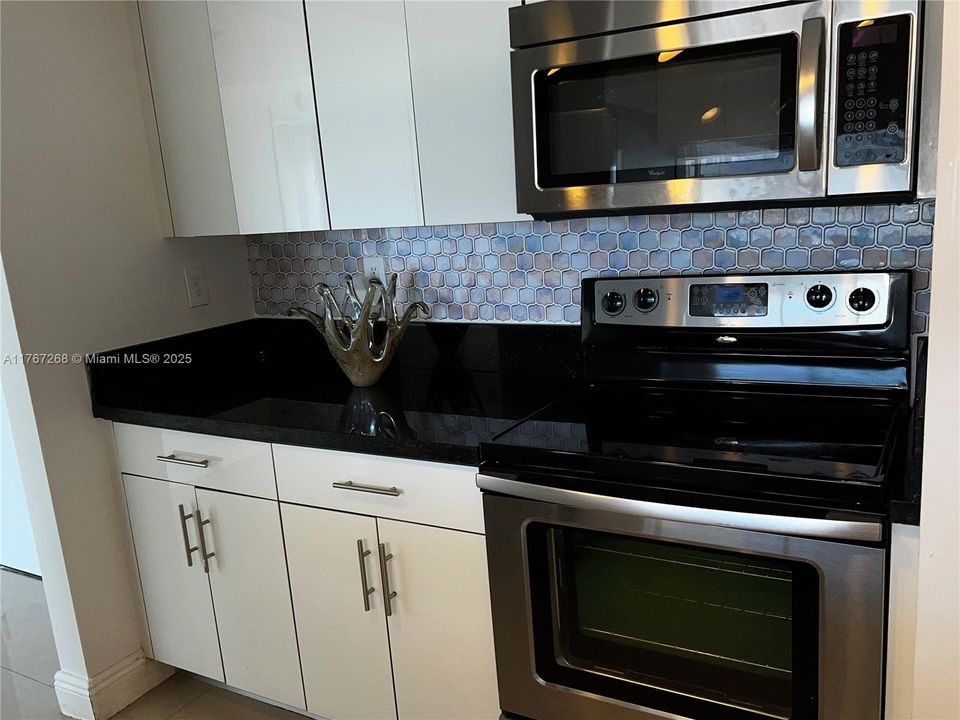 最近租的: $3,100 (2 贝兹, 2 浴室, 1030 平方英尺)