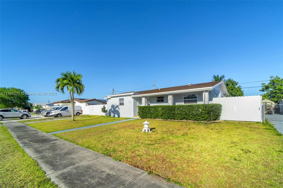 最近售出: $610,000 (3 贝兹, 2 浴室, 1571 平方英尺)