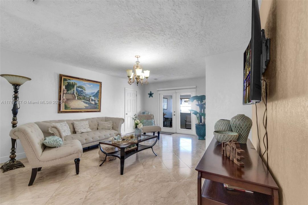 最近售出: $610,000 (3 贝兹, 2 浴室, 1571 平方英尺)