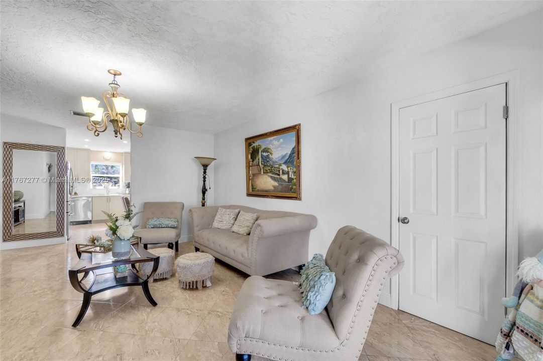 最近售出: $610,000 (3 贝兹, 2 浴室, 1571 平方英尺)