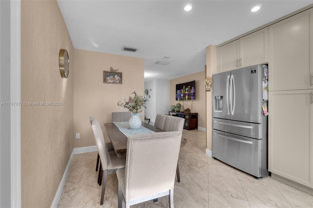 最近售出: $610,000 (3 贝兹, 2 浴室, 1571 平方英尺)