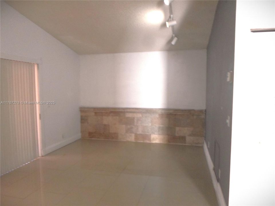 Vendido Recientemente: $469,999 (3 camas, 2 baños, 992 Pies cuadrados)