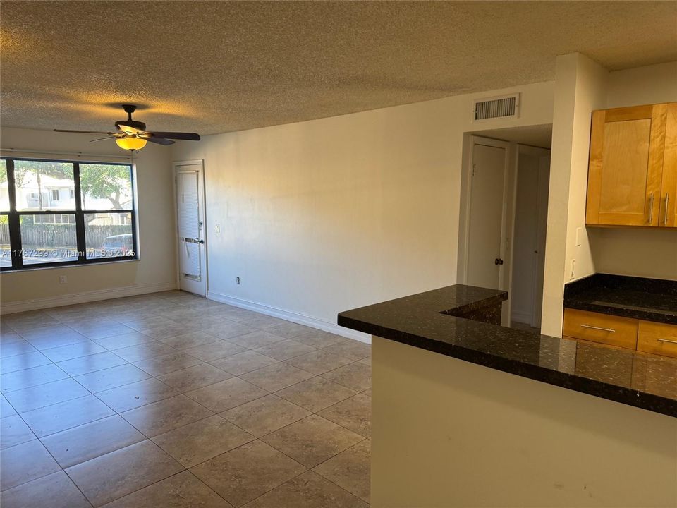 最近租的: $1,950 (2 贝兹, 2 浴室, 913 平方英尺)