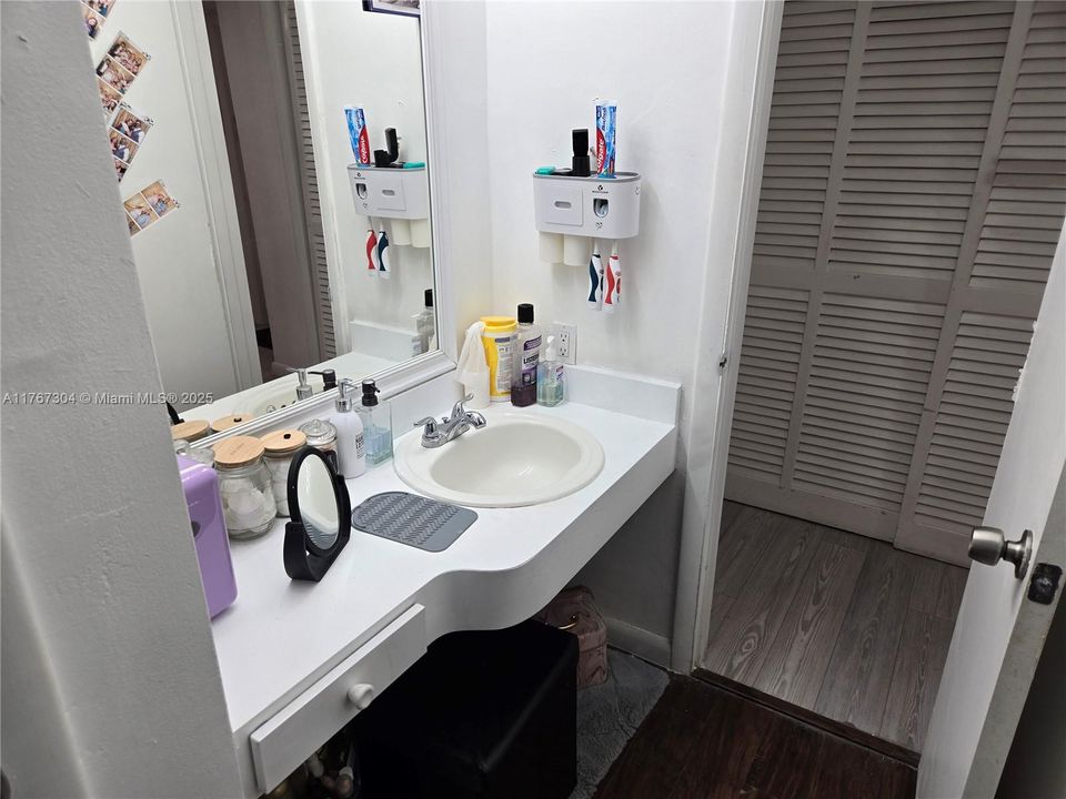 Recently Sold: $164,900 (1 beds, 1 baths, 954 Square Feet)