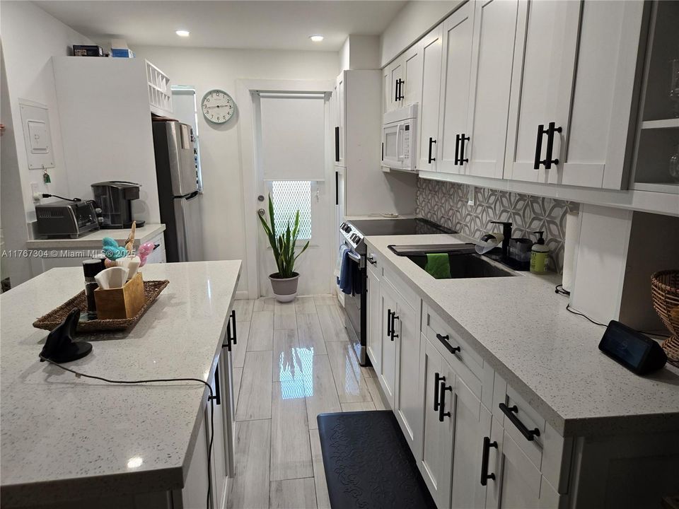 Recently Sold: $164,900 (1 beds, 1 baths, 954 Square Feet)