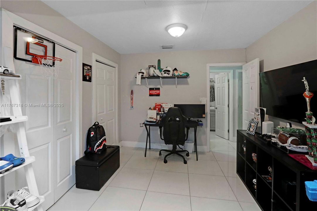 Vendido Recientemente: $580,000 (4 camas, 2 baños, 1419 Pies cuadrados)