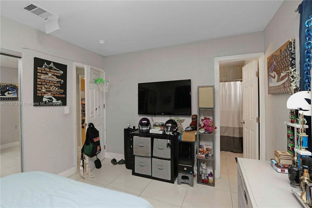 Vendido Recientemente: $580,000 (4 camas, 2 baños, 1419 Pies cuadrados)