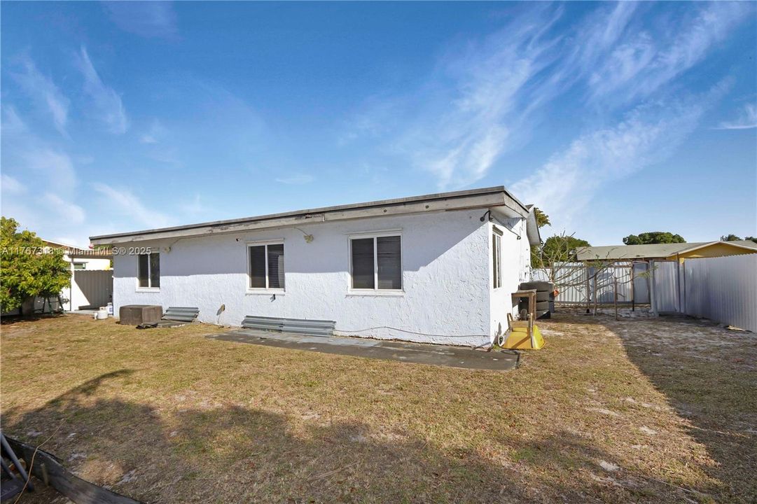 Vendido Recientemente: $580,000 (4 camas, 2 baños, 1419 Pies cuadrados)