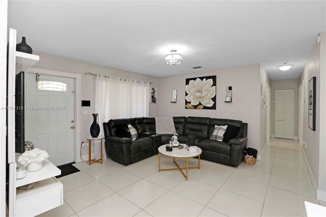 Vendido Recientemente: $580,000 (4 camas, 2 baños, 1419 Pies cuadrados)