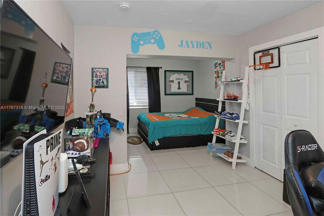 Vendido Recientemente: $580,000 (4 camas, 2 baños, 1419 Pies cuadrados)