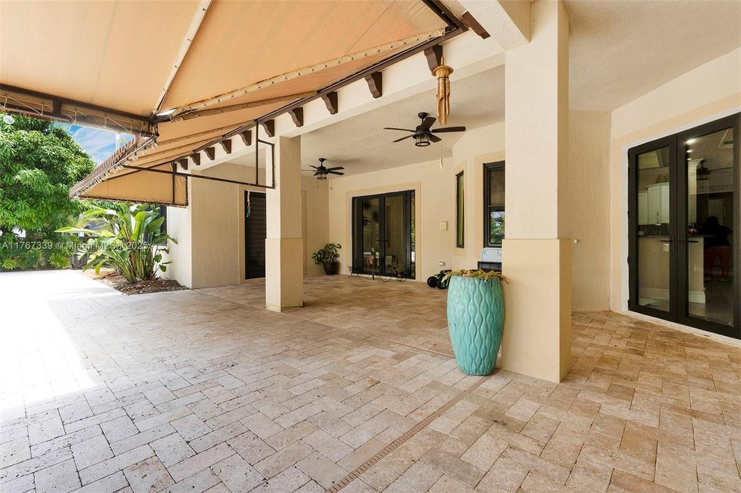 Recently Sold: $940,000 (5 beds, 4 baths, 2884 Square Feet)