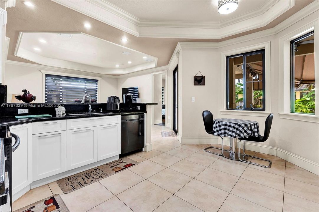 Recently Sold: $940,000 (5 beds, 4 baths, 2884 Square Feet)