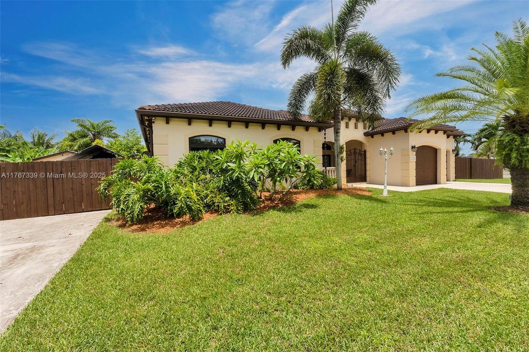 Recently Sold: $940,000 (5 beds, 4 baths, 2884 Square Feet)