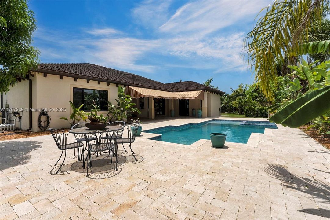 Recently Sold: $940,000 (5 beds, 4 baths, 2884 Square Feet)