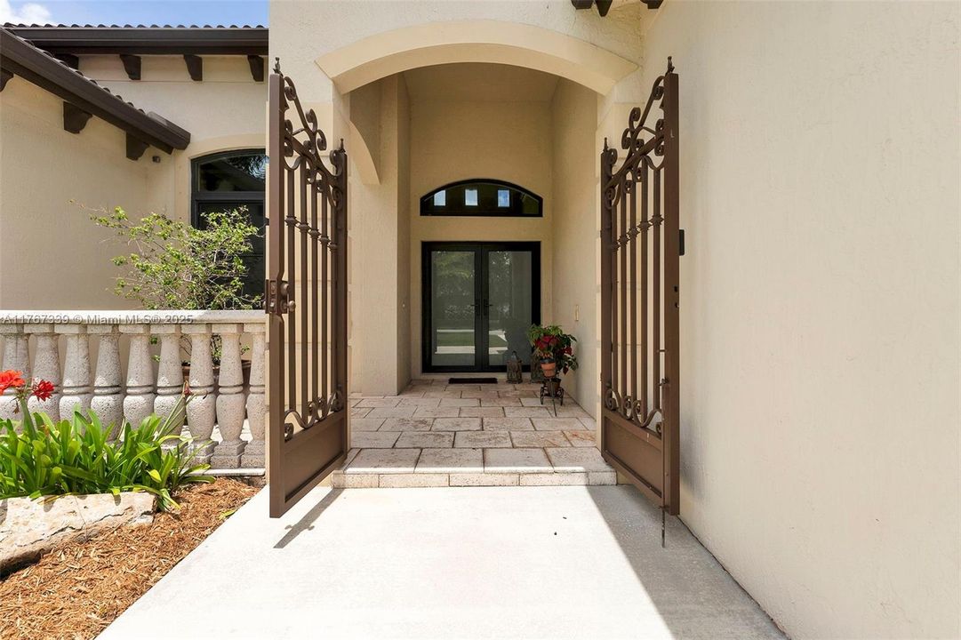 Recently Sold: $940,000 (5 beds, 4 baths, 2884 Square Feet)