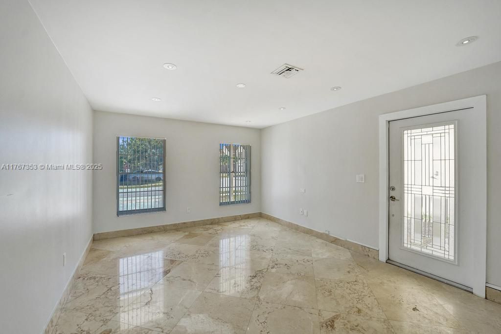 Vendido Recientemente: $500,000 (3 camas, 2 baños, 1569 Pies cuadrados)