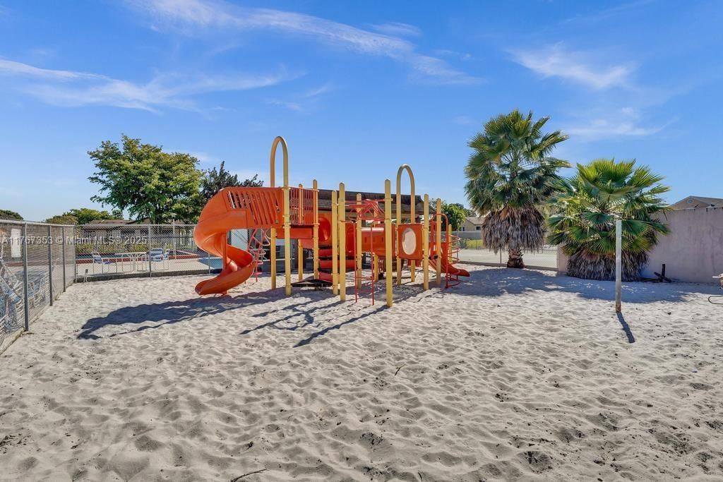 Vendido Recientemente: $500,000 (3 camas, 2 baños, 1569 Pies cuadrados)