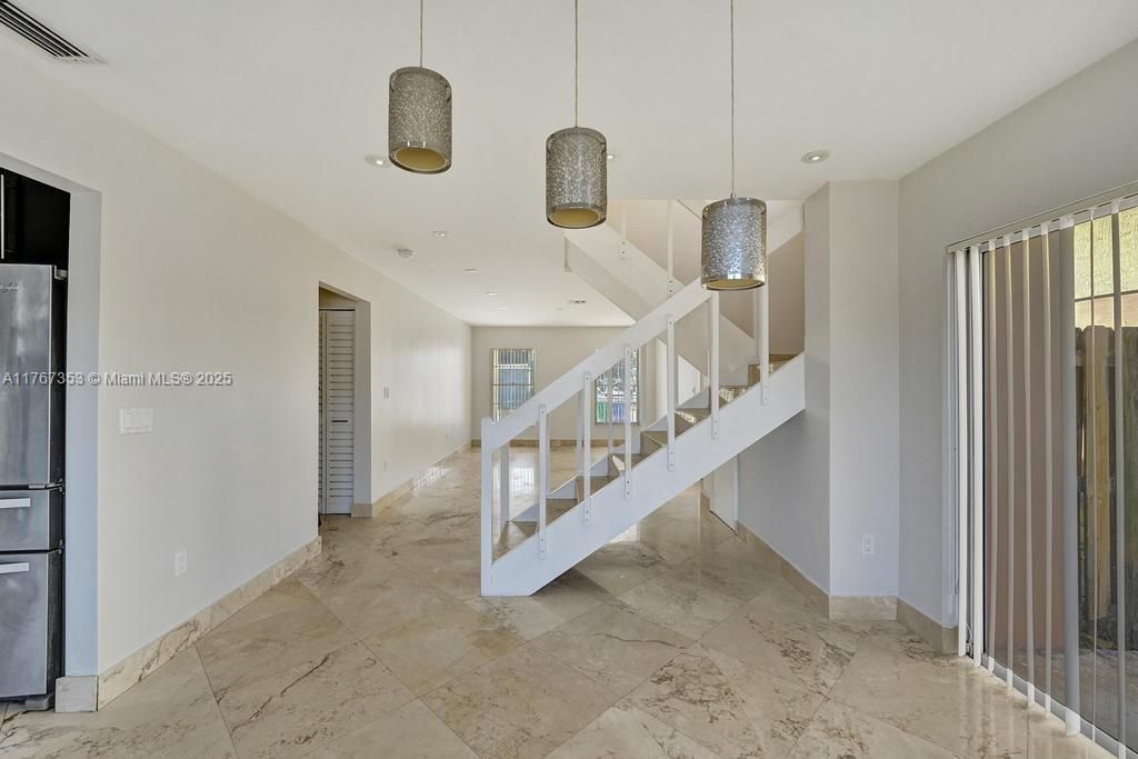 Vendido Recientemente: $500,000 (3 camas, 2 baños, 1569 Pies cuadrados)