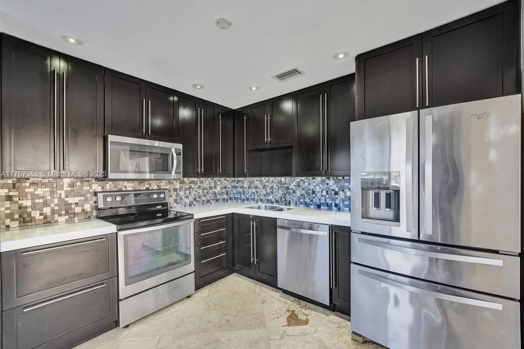 Vendido Recientemente: $500,000 (3 camas, 2 baños, 1569 Pies cuadrados)