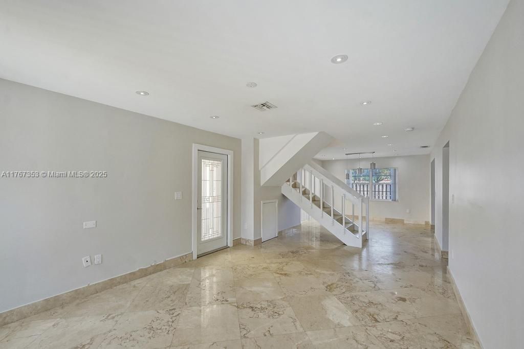 Vendido Recientemente: $500,000 (3 camas, 2 baños, 1569 Pies cuadrados)