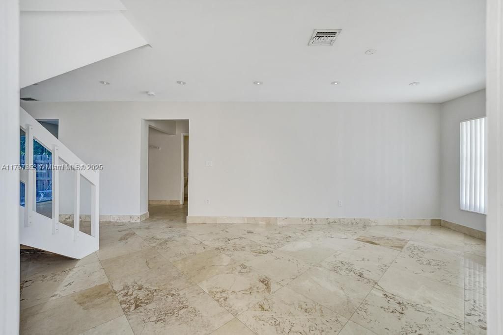 Vendido Recientemente: $500,000 (3 camas, 2 baños, 1569 Pies cuadrados)