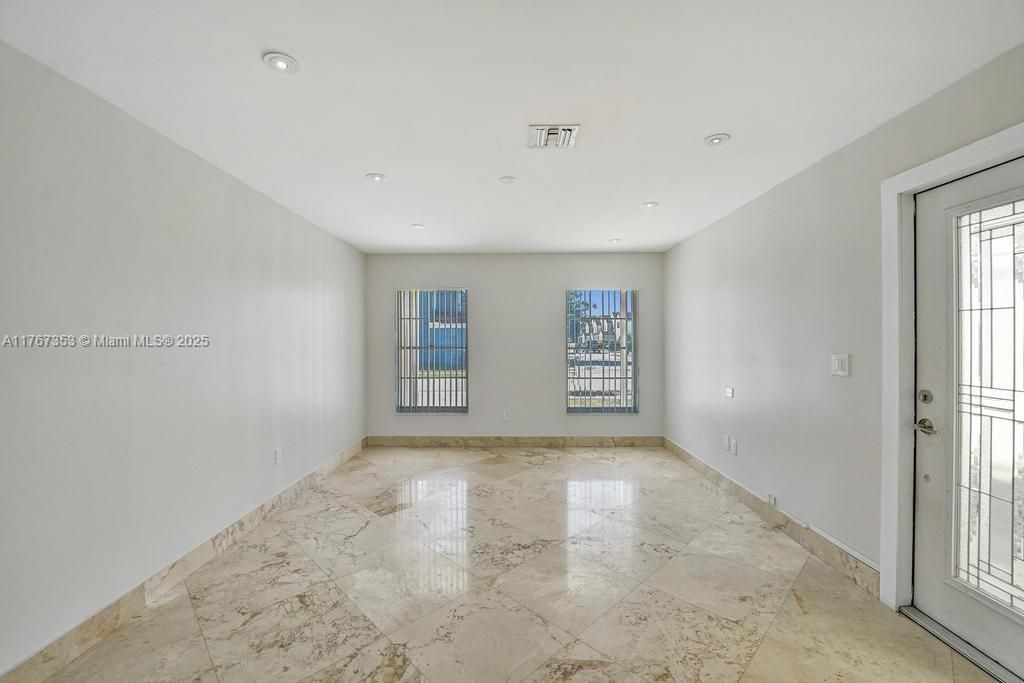 Vendido Recientemente: $500,000 (3 camas, 2 baños, 1569 Pies cuadrados)