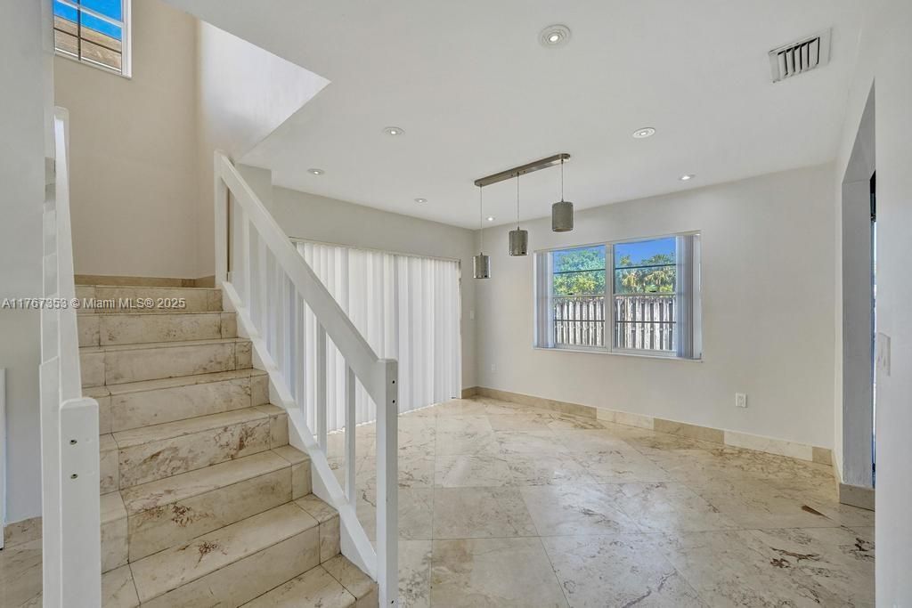 Vendido Recientemente: $500,000 (3 camas, 2 baños, 1569 Pies cuadrados)