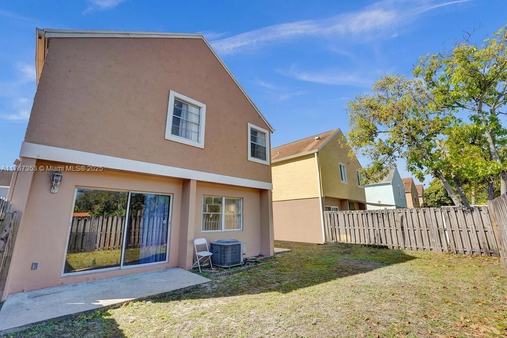 Vendido Recientemente: $500,000 (3 camas, 2 baños, 1569 Pies cuadrados)