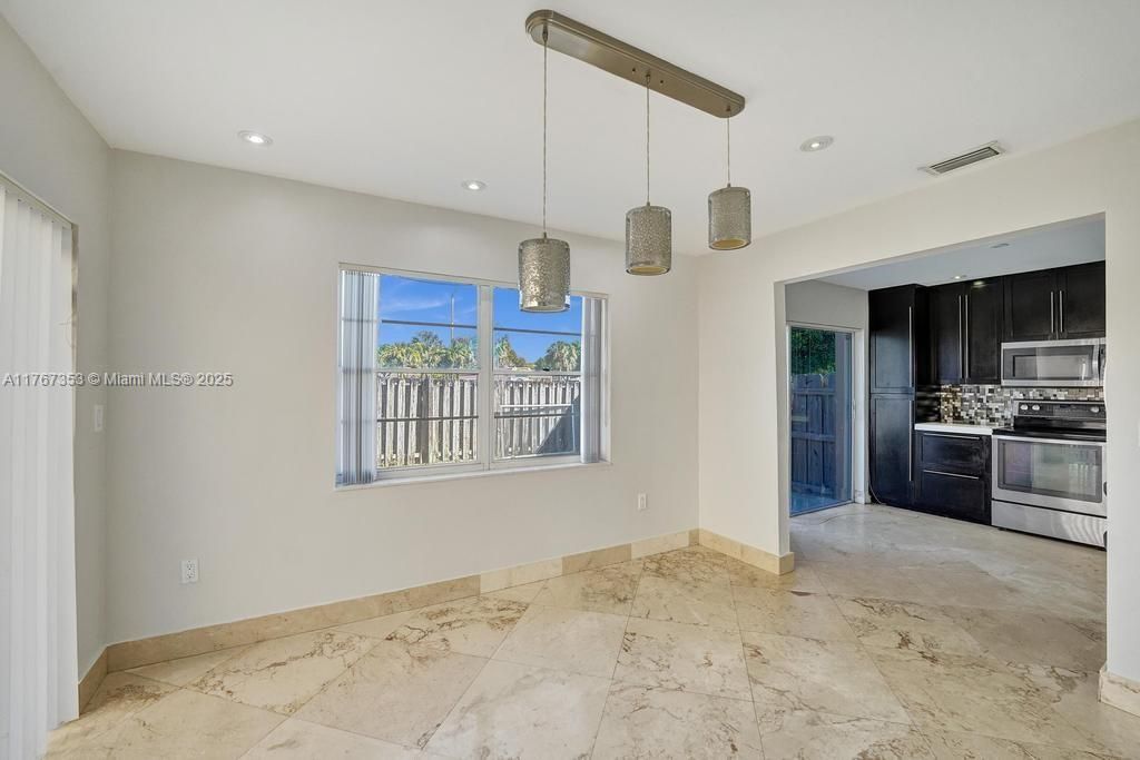 Vendido Recientemente: $500,000 (3 camas, 2 baños, 1569 Pies cuadrados)