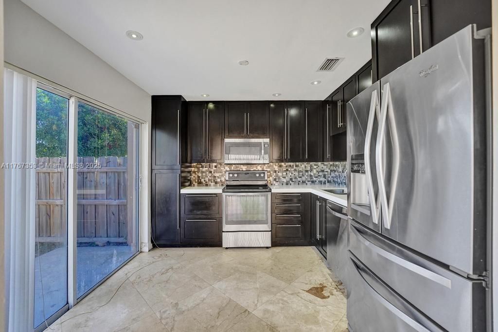 Vendido Recientemente: $500,000 (3 camas, 2 baños, 1569 Pies cuadrados)