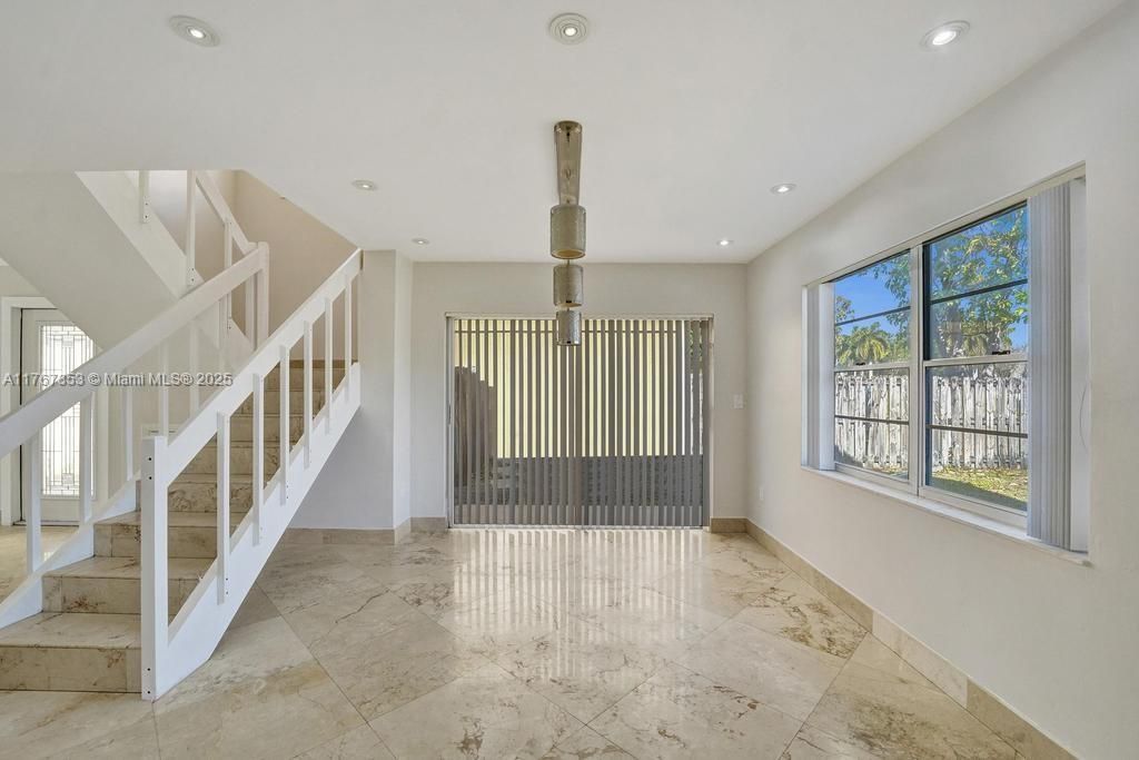 Vendido Recientemente: $500,000 (3 camas, 2 baños, 1569 Pies cuadrados)