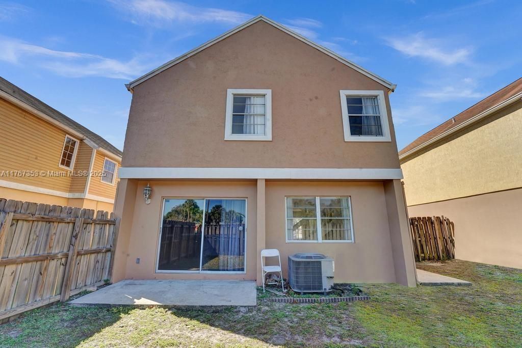 Vendido Recientemente: $500,000 (3 camas, 2 baños, 1569 Pies cuadrados)