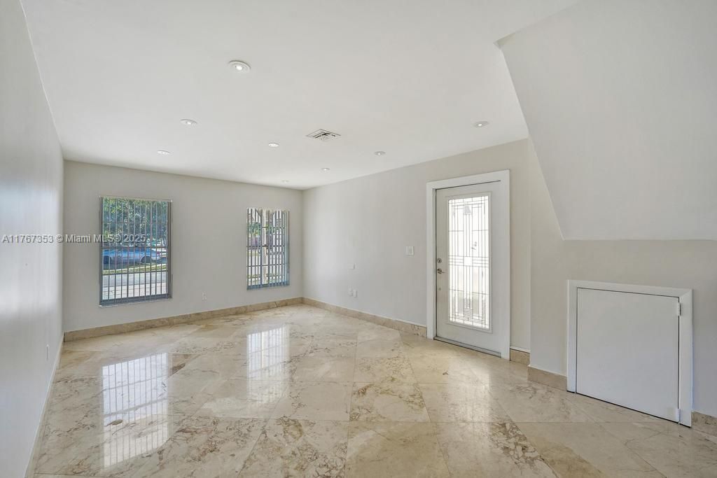 Vendido Recientemente: $500,000 (3 camas, 2 baños, 1569 Pies cuadrados)