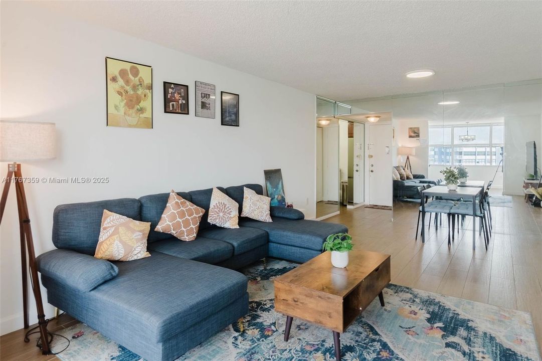 Недавно продано: $225,000 (1 спален, 1 ванн, 889 Квадратных фут)