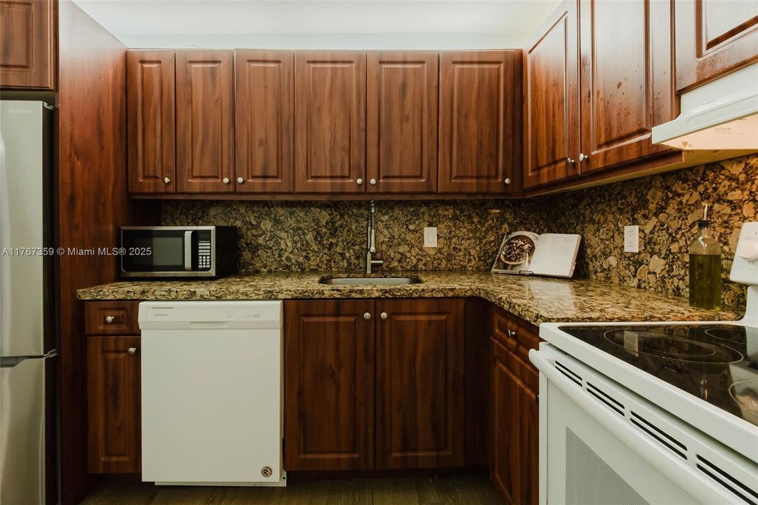 Недавно продано: $225,000 (1 спален, 1 ванн, 889 Квадратных фут)