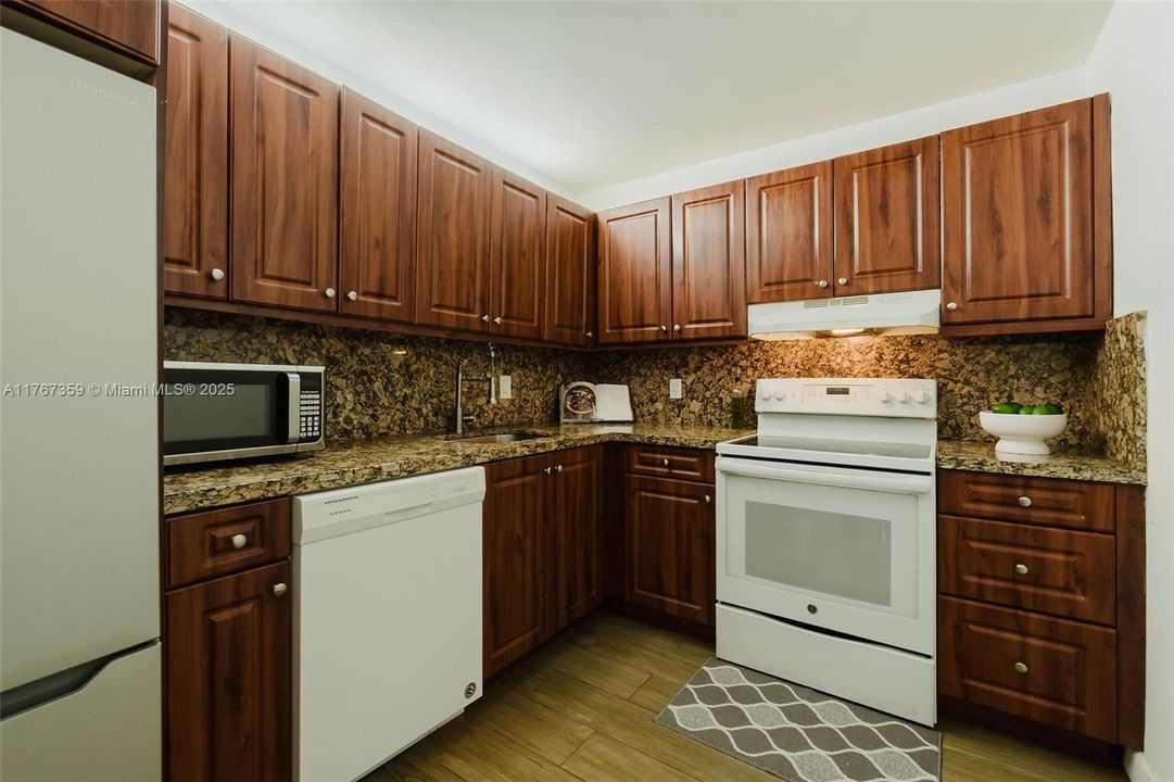 Недавно продано: $225,000 (1 спален, 1 ванн, 889 Квадратных фут)