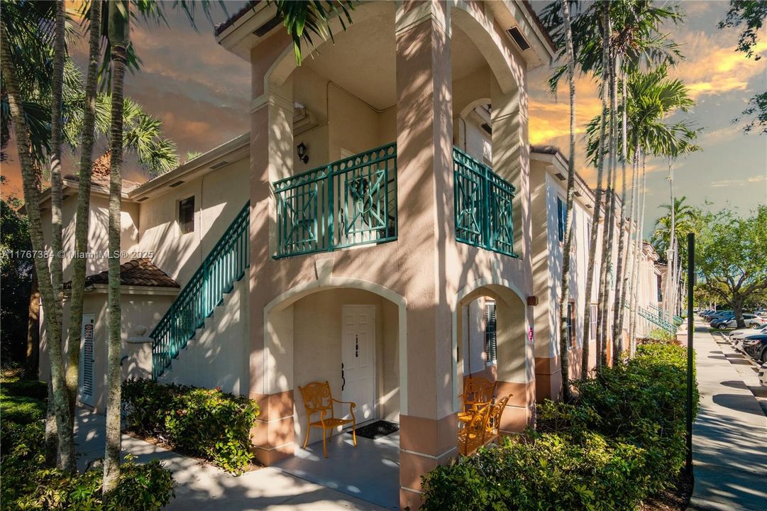 Recently Sold: $350,000 (3 beds, 2 baths, 1024 Square Feet)