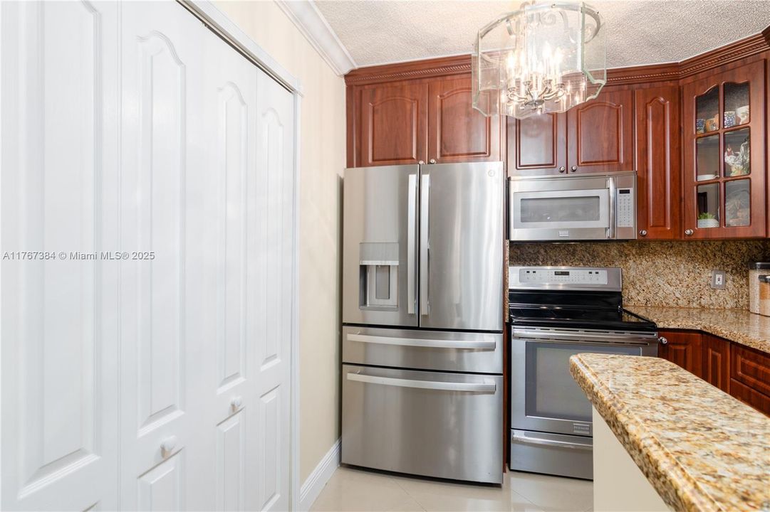 Recently Sold: $350,000 (3 beds, 2 baths, 1024 Square Feet)