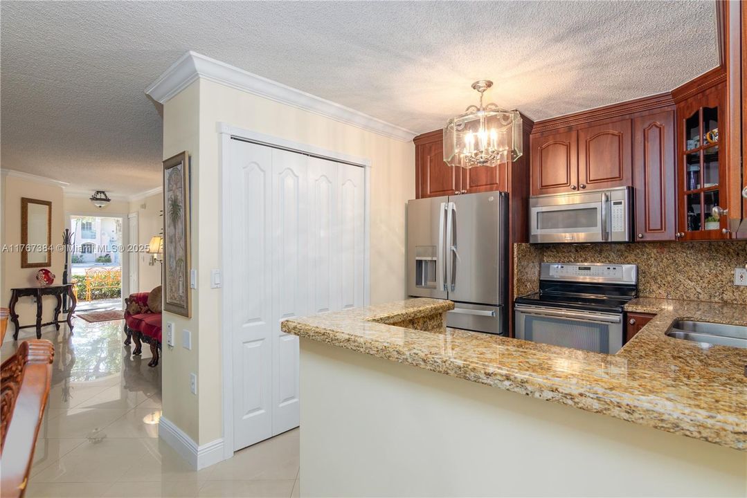 Recently Sold: $350,000 (3 beds, 2 baths, 1024 Square Feet)