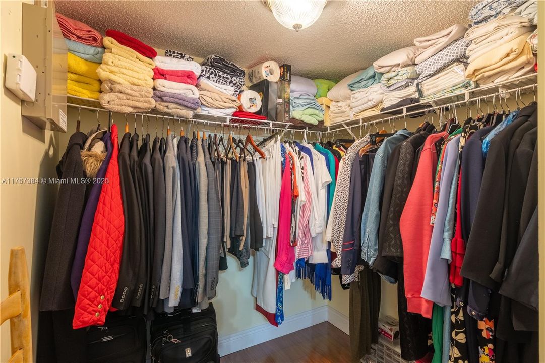 Recently Sold: $350,000 (3 beds, 2 baths, 1024 Square Feet)