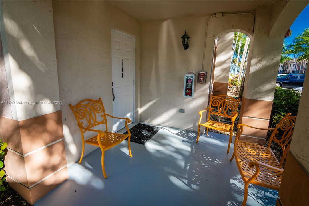 Recently Sold: $350,000 (3 beds, 2 baths, 1024 Square Feet)