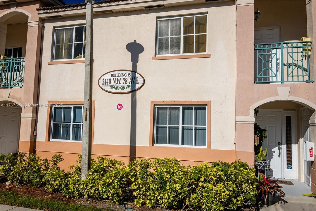 Recently Sold: $350,000 (3 beds, 2 baths, 1024 Square Feet)