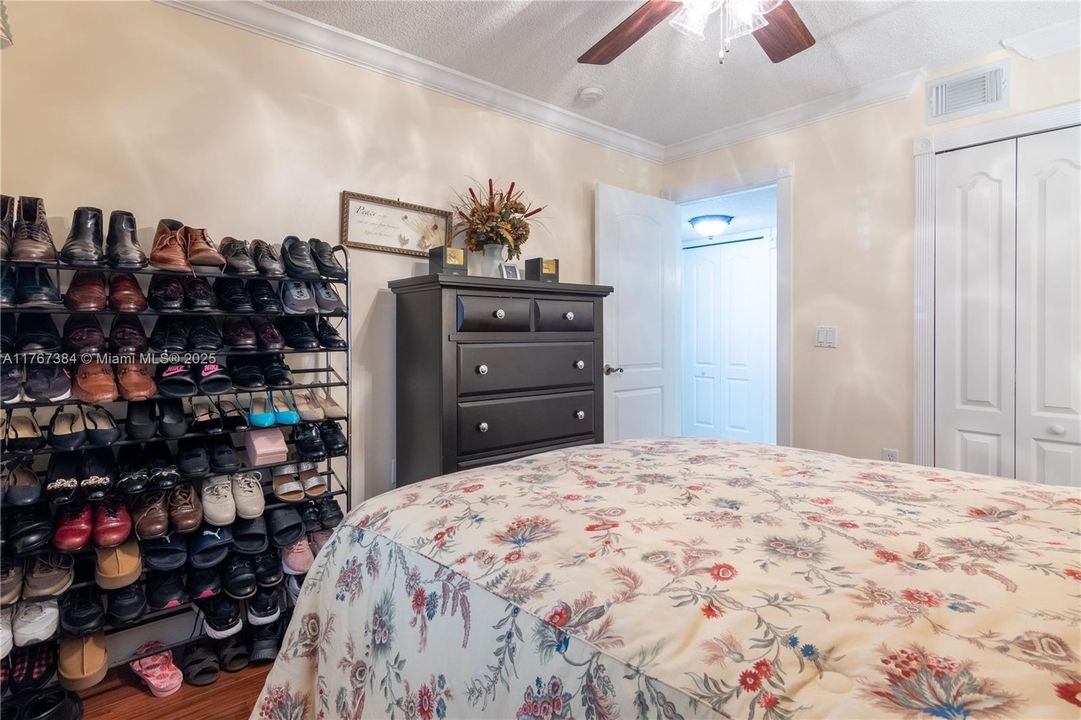 Recently Sold: $350,000 (3 beds, 2 baths, 1024 Square Feet)