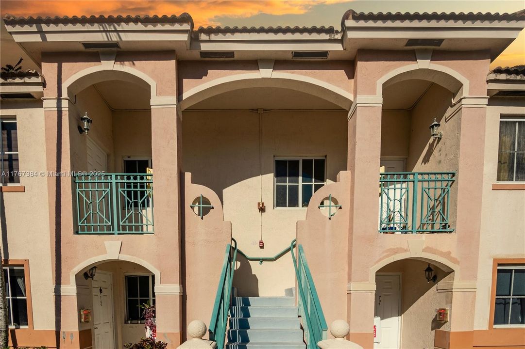 Recently Sold: $350,000 (3 beds, 2 baths, 1024 Square Feet)